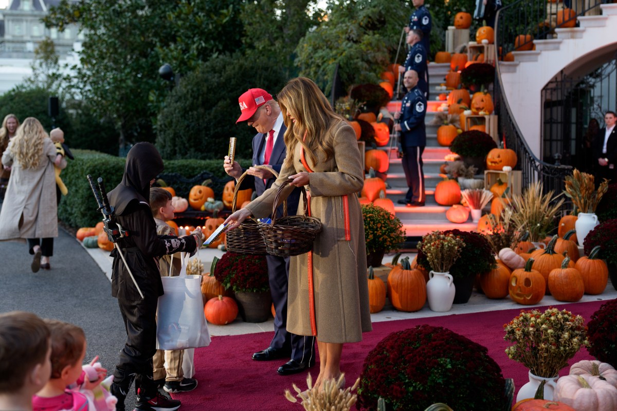 President Donald Trump and First Lady Melania Trump hand out candy to trick-or-treaters at the South Portico during Halloween celebrations at the White House, Thursday, October 30, 2025. (Official White House Photo by Andrea Hanks)
