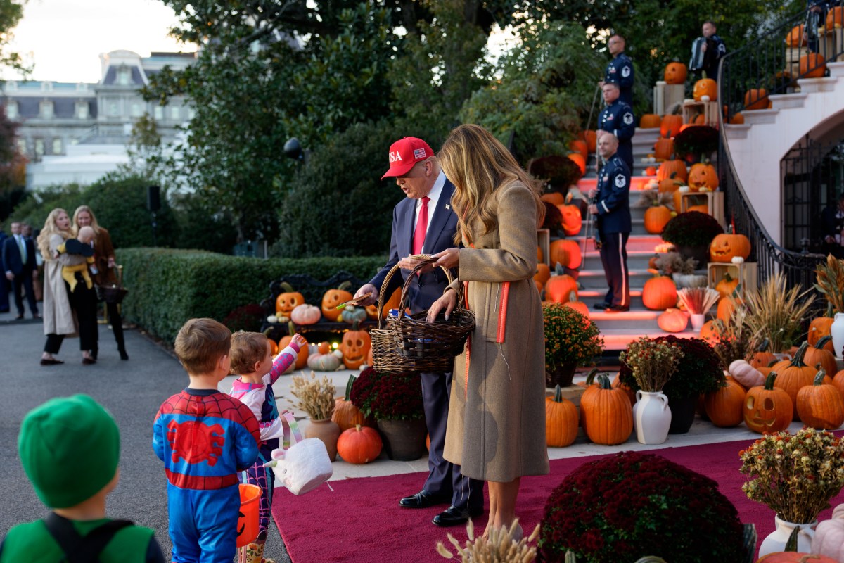 President Donald Trump and First Lady Melania Trump hand out candy to trick-or-treaters at the South Portico during Halloween celebrations at the White House, Thursday, October 30, 2025. (Official White House Photo by Andrea Hanks)