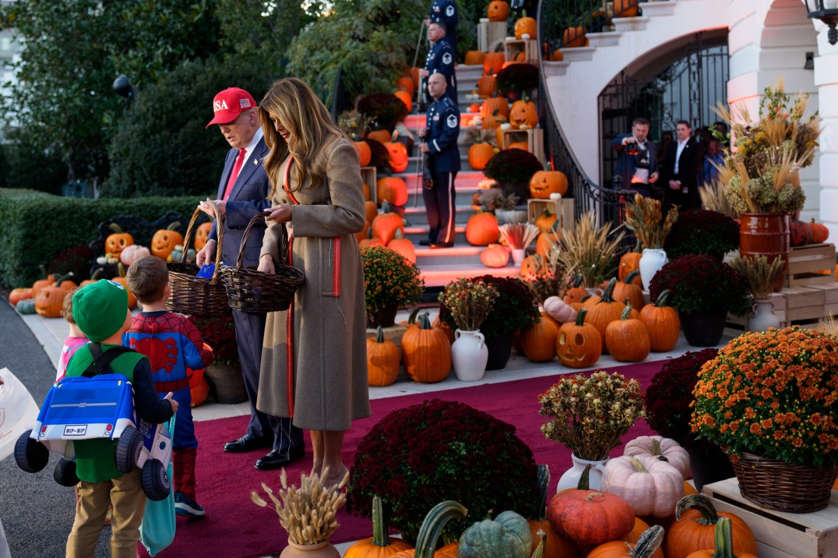 President Donald Trump and First Lady Melania Trump hand out candy to trick-or-treaters at the South Portico during Halloween celebrations at the White House, Thursday, October 30, 2025. (Official White House Photo by Andrea Hanks)