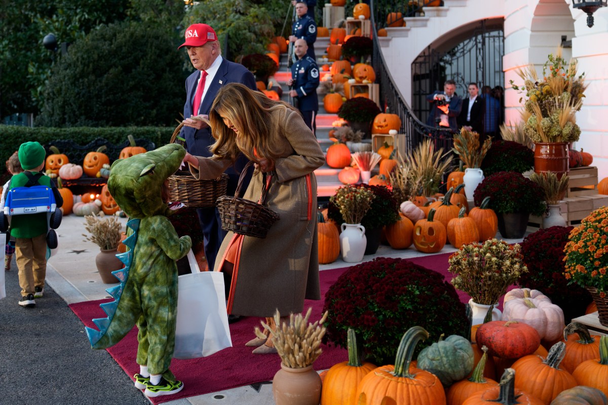 President Donald Trump and First Lady Melania Trump hand out candy to trick-or-treaters at the South Portico during Halloween celebrations at the White House, Thursday, October 30, 2025. (Official White House Photo by Andrea Hanks)