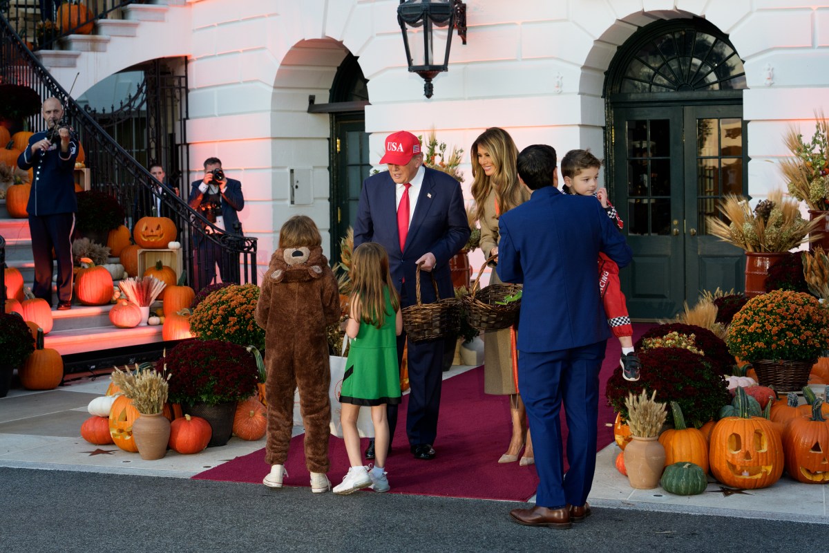 President Donald Trump and First Lady Melania Trump hand out candy to trick-or-treaters at the South Portico during Halloween celebrations at the White House, Thursday, October 30, 2025. (Official White House Photo by Andrea Hanks)