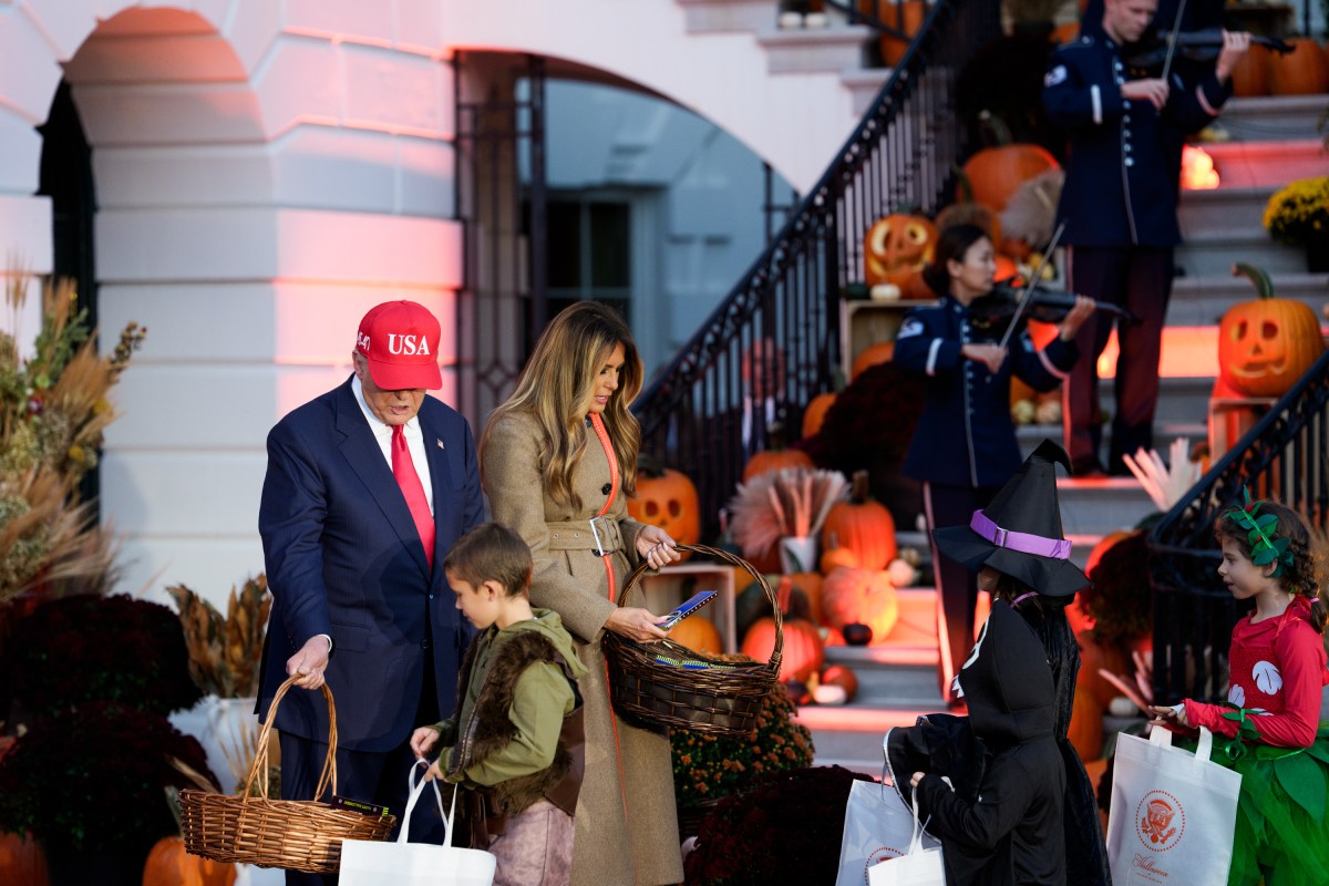 President Donald Trump and First Lady Melania Trump hand out candy to trick-or-treaters at the South Portico during Halloween celebrations at the White House, Thursday, October 30, 2025. (Official White House Photo by Andrea Hanks)