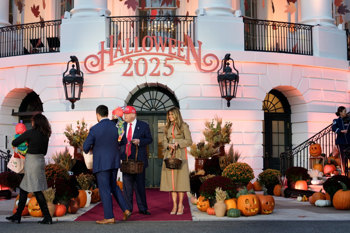 President Donald Trump and First Lady Melania Trump hand out candy to trick-or-treaters at the South Portico during Halloween celebrations at the White House, Thursday, October 30, 2025. (Official White House Photo by Andrea Hanks)