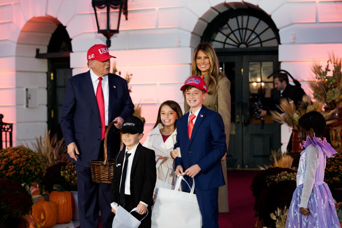 President Donald Trump and First Lady Melania Trump hand out candy to trick-or-treaters at the South Portico during Halloween celebrations at the White House, Thursday, October 30, 2025. (Official White House Photo by Andrea Hanks)