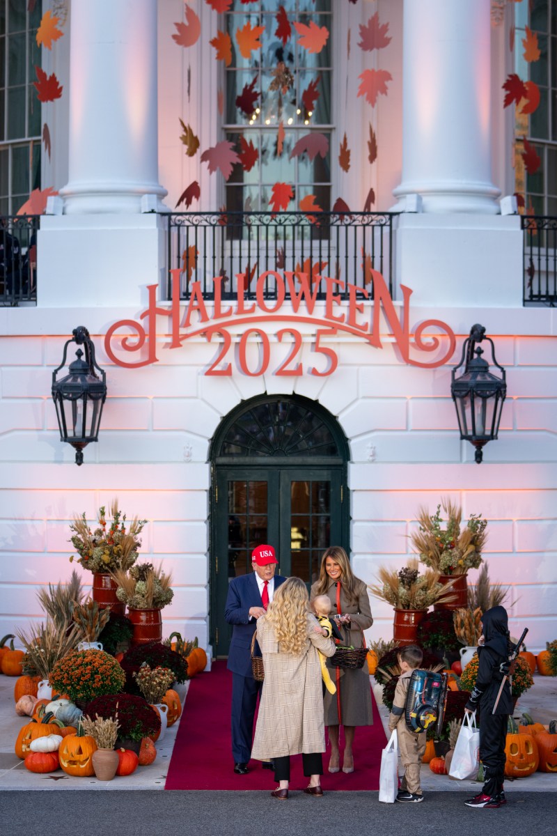 President Donald Trump and First Lady Melania Trump hand out candy to trick-or-treaters at the South Portico during Halloween celebrations at the White House, Thursday, October 30, 2025. (Official White House Photo by Cody Hendrix)