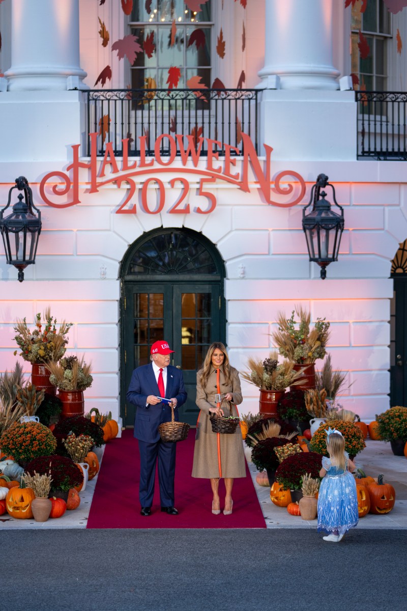 President Donald Trump and First Lady Melania Trump hand out candy to trick-or-treaters at the South Portico during Halloween celebrations at the White House, Thursday, October 30, 2025. (Official White House Photo by Cody Hendrix)