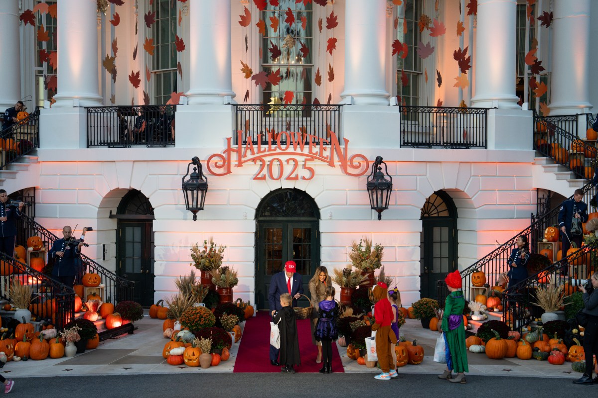 President Donald Trump and First Lady Melania Trump hand out candy to trick-or-treaters at the South Portico during Halloween celebrations at the White House, Thursday, October 30, 2025. (Official White House Photo by Cody Hendrix)