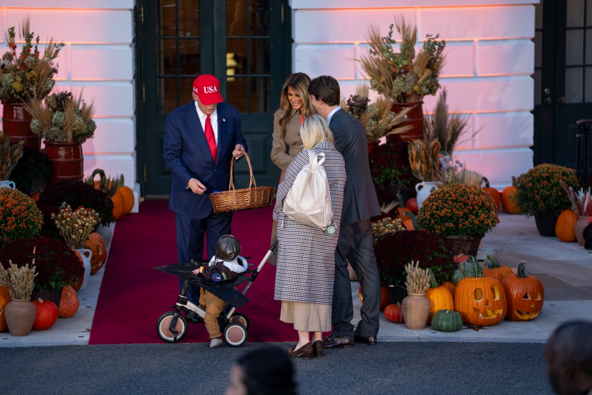 President Donald Trump and First Lady Melania Trump hand out candy to trick-or-treaters at the South Portico during Halloween celebrations at the White House, Thursday, October 30, 2025. (Official White House Photo by Cody Hendrix)