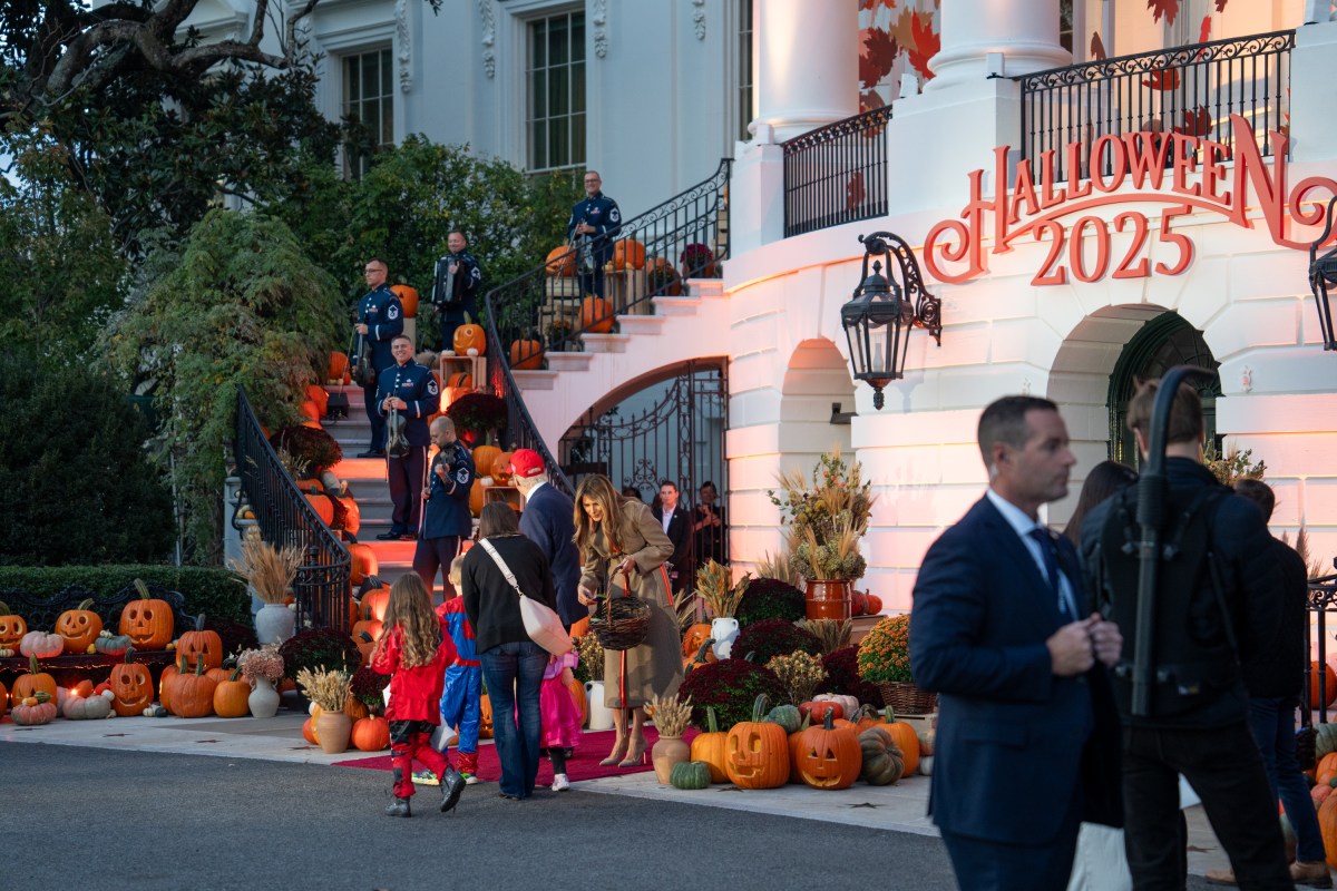 President Donald Trump and First Lady Melania Trump hand out candy to trick-or-treaters at the South Portico during Halloween celebrations at the White House, Thursday, October 30, 2025. (Official White House Photo by Cody Hendrix)