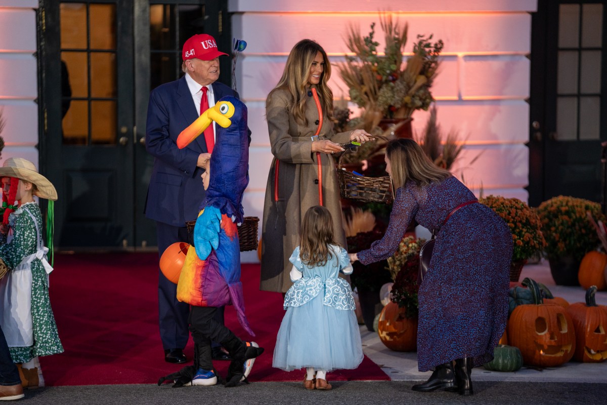 President Donald Trump and First Lady Melania Trump hand out candy to trick-or-treaters at the South Portico during Halloween celebrations at the White House, Thursday, October 30, 2025. (Official White House Photo by Cody Hendrix)