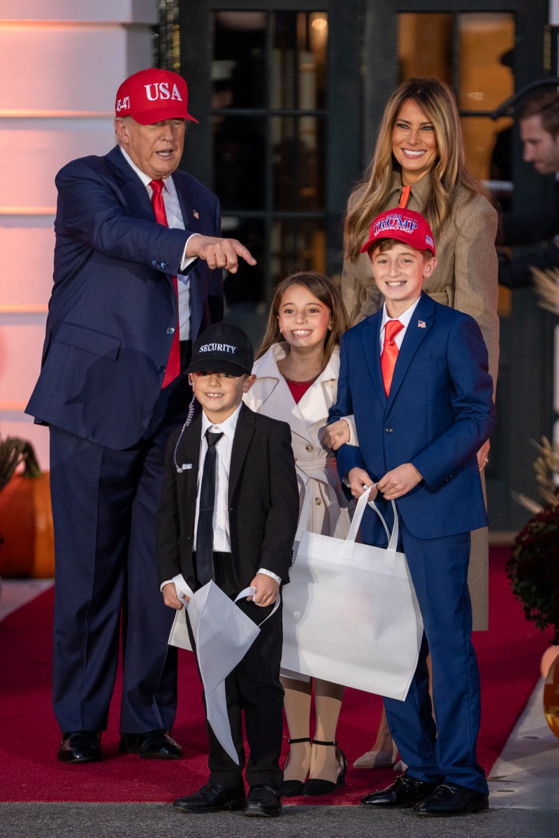President Donald Trump and First Lady Melania Trump hand out candy to trick-or-treaters at the South Portico during Halloween celebrations at the White House, Thursday, October 30, 2025. (Official White House Photo by Cody Hendrix)