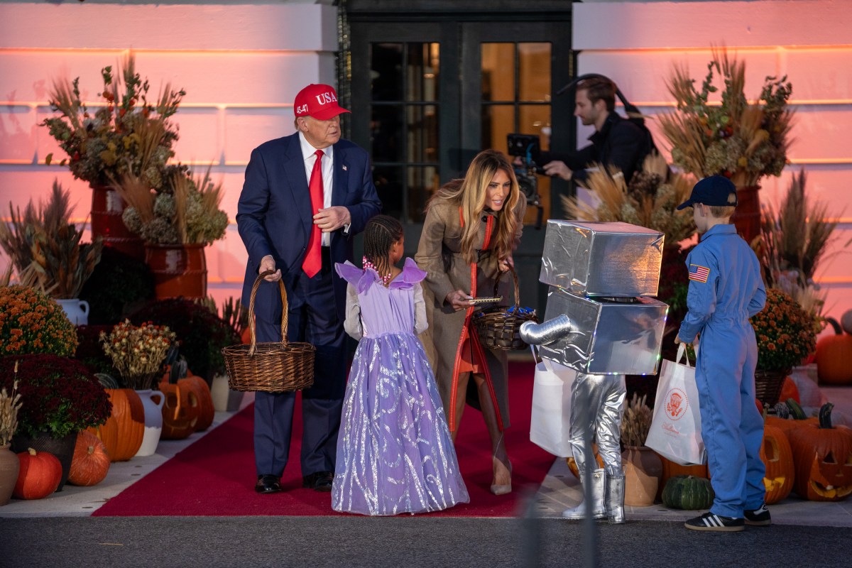 President Donald Trump and First Lady Melania Trump hand out candy to trick-or-treaters at the South Portico during Halloween celebrations at the White House, Thursday, October 30, 2025. (Official White House Photo by Cody Hendrix)