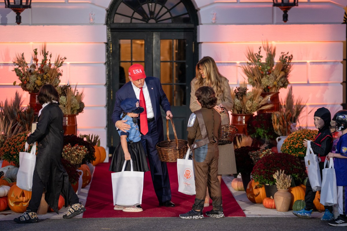 President Donald Trump and First Lady Melania Trump hand out candy to trick-or-treaters at the South Portico during Halloween celebrations at the White House, Thursday, October 30, 2025. (Official White House Photo by Cody Hendrix)