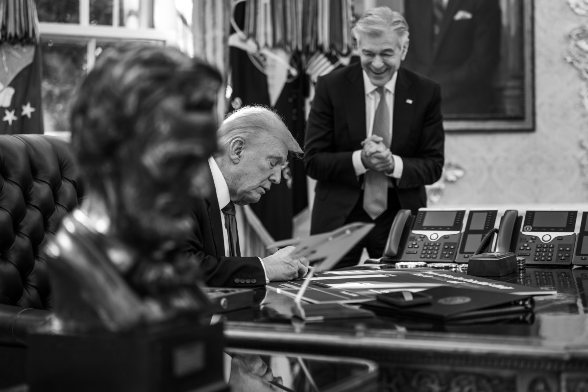 President Donald Trump speaks with CMMS Administrator Dr. Mehmet Oz and HHS Secretary Robert F. Kennedy, Jr. before a press conference announcing the lowering of drug prices in the Oval Office, Thursday, November 6, 2025. (Official White House Photo by Abe McNatt)