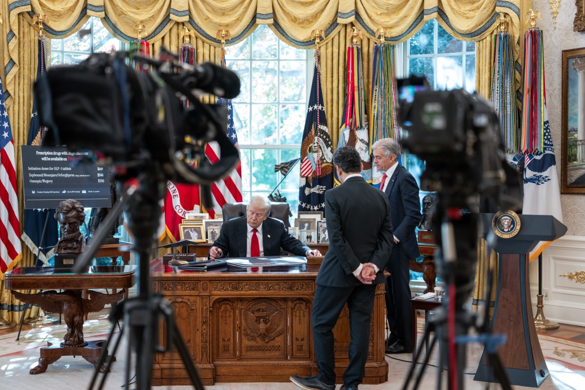 President Donald Trump speaks with CMMS Administrator Dr. Mehmet Oz before a press conference announcing the lowering of drug prices in the Oval Office, Thursday, November 6, 2025. (Official White House Photo by Abe McNatt)
