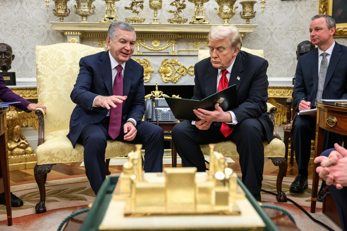 The President of the Republic of Uzbkeistan Shavkat Mirziyoyev presents President Donald Trump with a gift in the Oval Office before a dinner with other C5 Central Asian leaders, Thursday, November 6, 2025. (Official White House Photo by Daniel Torok)