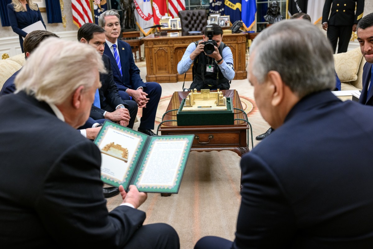 The President of the Republic of Uzbkeistan Shavkat Mirziyoyev presents President Donald Trump with a gift in the Oval Office before a dinner with other C5 Central Asian leaders, Thursday, November 6, 2025. (Official White House Photo by Daniel Torok)