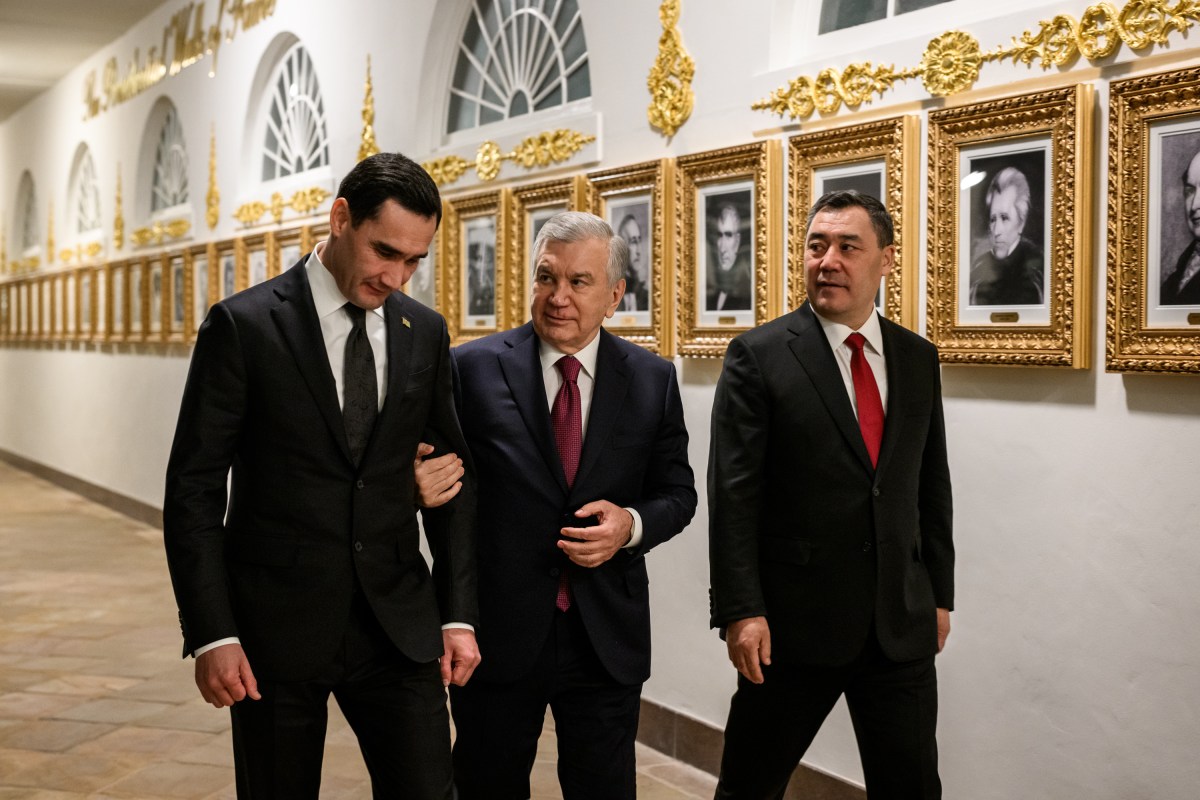 The President of the Republic of Turkmenistan Serdar Gurbangulyýewiç Berdimuhamedow, the President of the Republic of Uzbkeistan Shavkat Mirziyoyev, and the President of the Kyrgyzstan Republic Sadyr Nurgojo uulu Japarov walk on the West Colonnade to a dinner with President Donald Trump, Thursday, November 6, 2025. (Official White House Photo by Molly Riley)