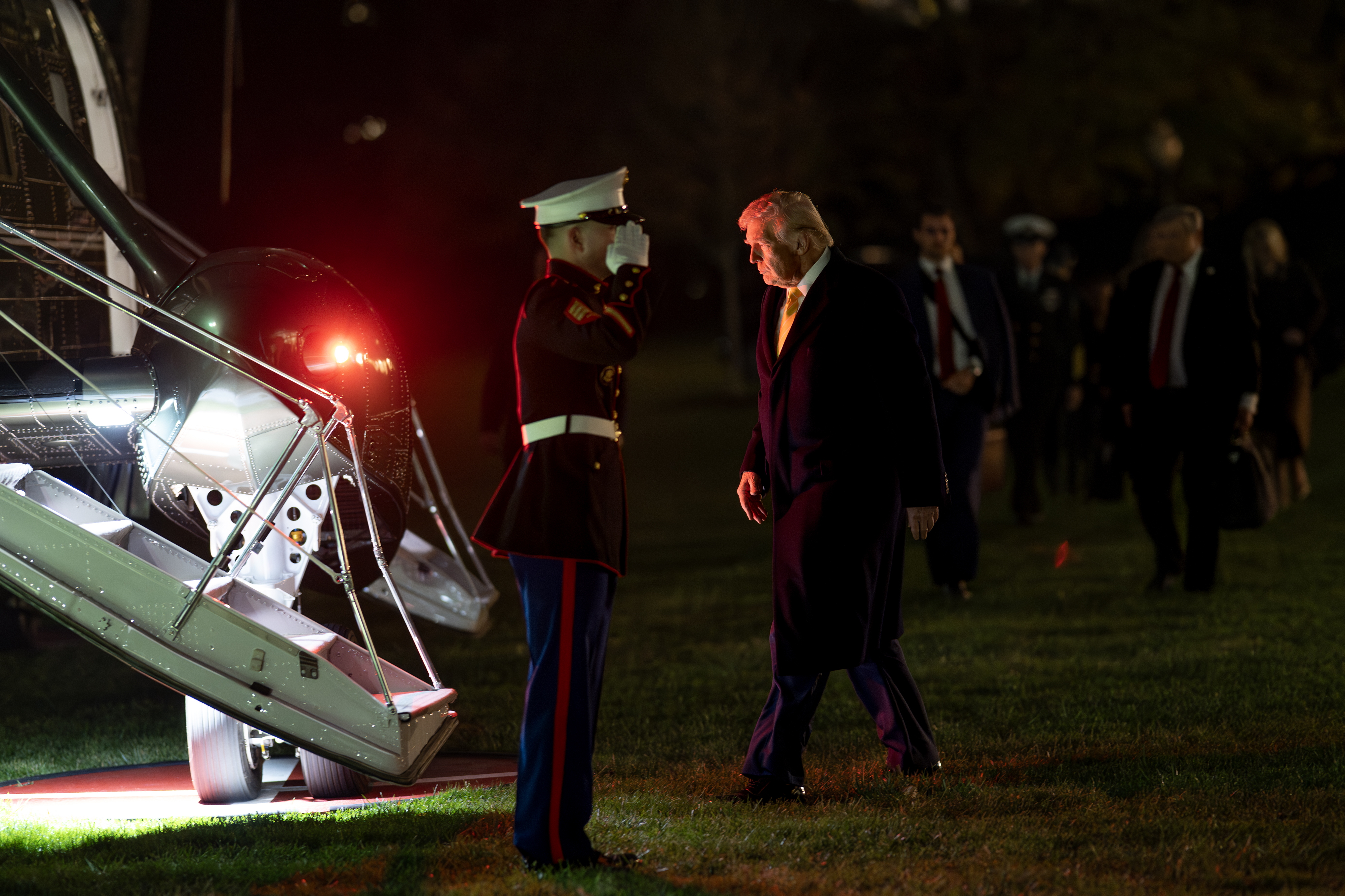neighborhood CHAMBER Donald Trump トランプ President Donald Trump boards Marine One on the South Lawn of the