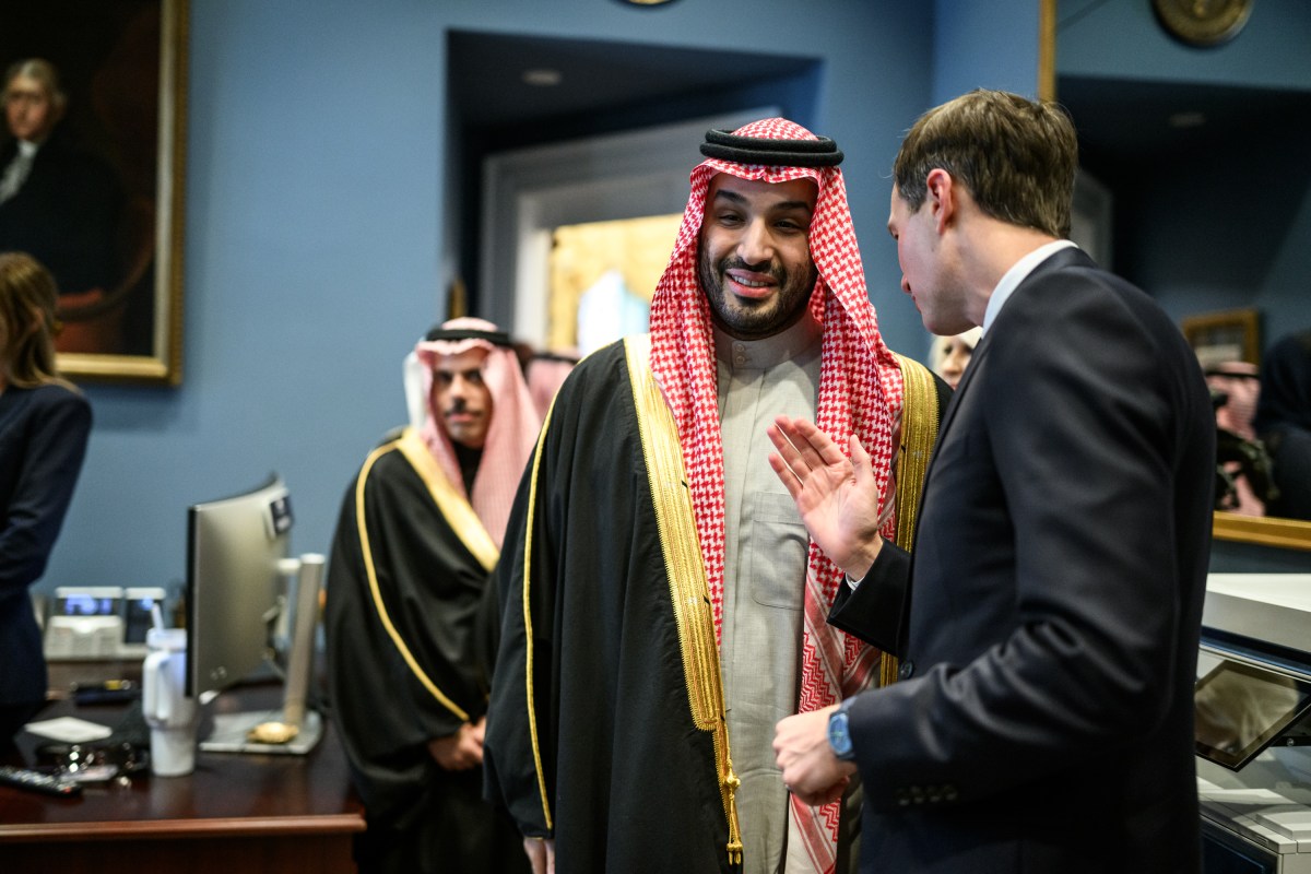 Jared Kushner speaks with Crown Prince and Prime Minister Mohammed bin Salman Al Saud of Saudi Arabia in the Outer Oval Office, Tuesday, November 18, 2025. (Official White House Photo by Daniel Torok)