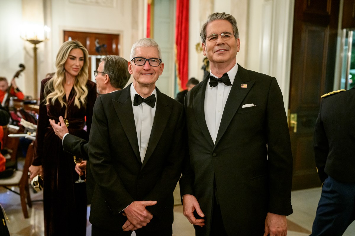Guests arrive for a dinner for Crown Prince and Prime Minister Mohammed bin Salman Al Saud of Saudi Arabia, Tuesday, November 18, 2025, at the White House. (Official White House Photo by Daniel Torok)