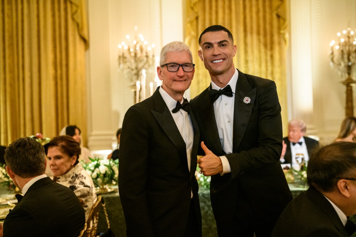 President Donald Trump and First Lady Melania Trump host a dinner for Crown Prince and Prime Minister Mohammed bin Salman Al Saud of Saudi Arabia, Tuesday, November 18, 2025, in the East Room of the White House. (Official White House Photo by Daniel Torok)