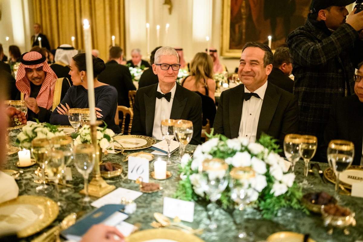 President Donald Trump and First Lady Melania Trump host a dinner for Crown Prince and Prime Minister Mohammed bin Salman Al Saud of Saudi Arabia, Tuesday, November 18, 2025, in the East Room of the White House. (Official White House Photo by Daniel Torok)