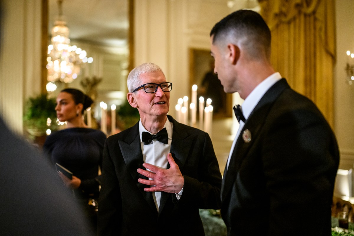 Guests pose for photos after President Donald Trump delivered closing remarks at a dinner for Crown Prince and Prime Minister Mohammed bin Salman Al Saud of Saudi Arabia, Tuesday, November 18, 2025, in the East Room of the White House. (Official White House Photo by Daniel Torok)