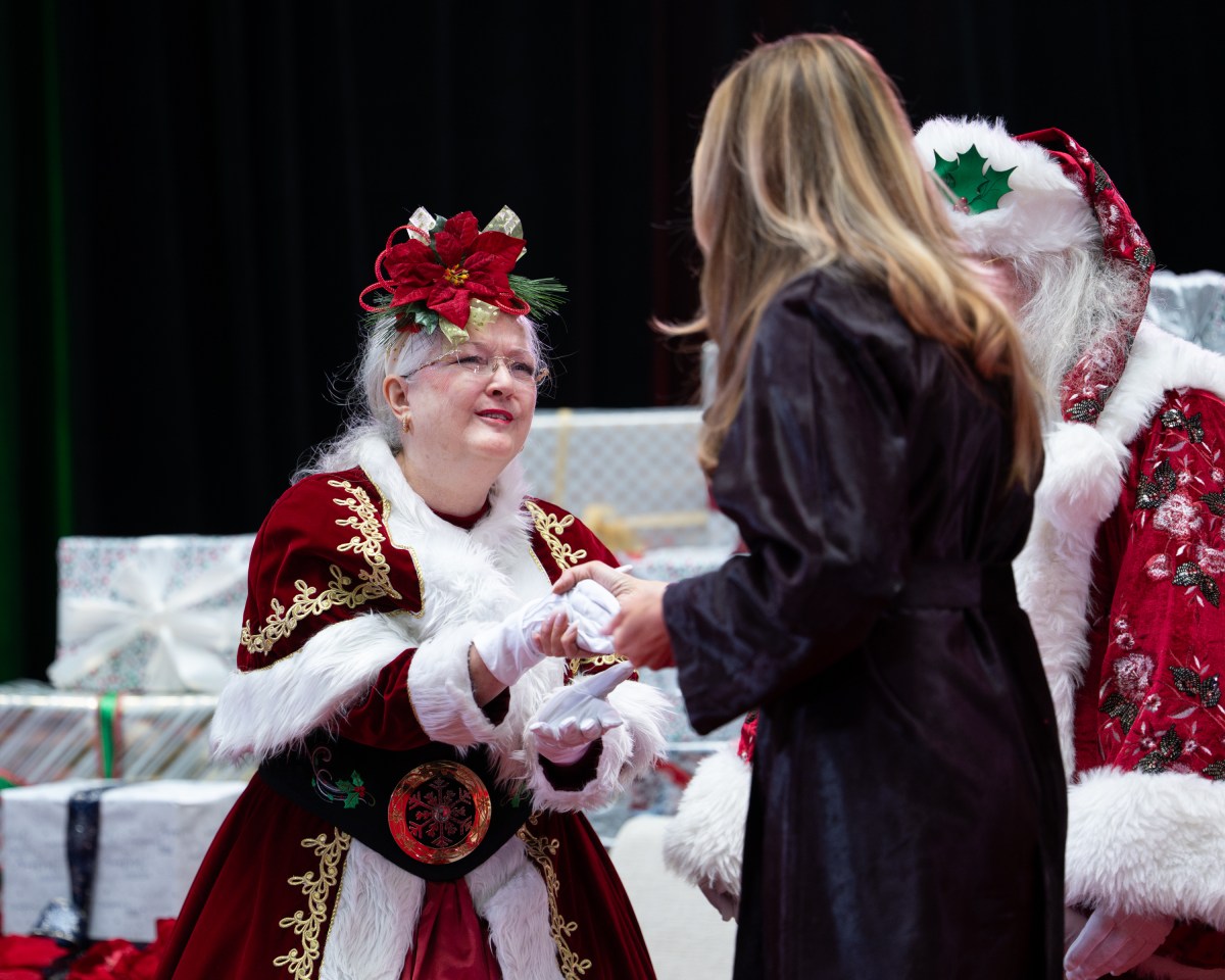 First Lady Melania Trump reads the Christmas story “How Does Santa Go Down the Chimney”, by Mac Barnett, to children who are patients at the Children’s National Medical Center in Washington, D.C. on Friday, December 5, 2025. (Official White House Photo by Andrea Hanks)