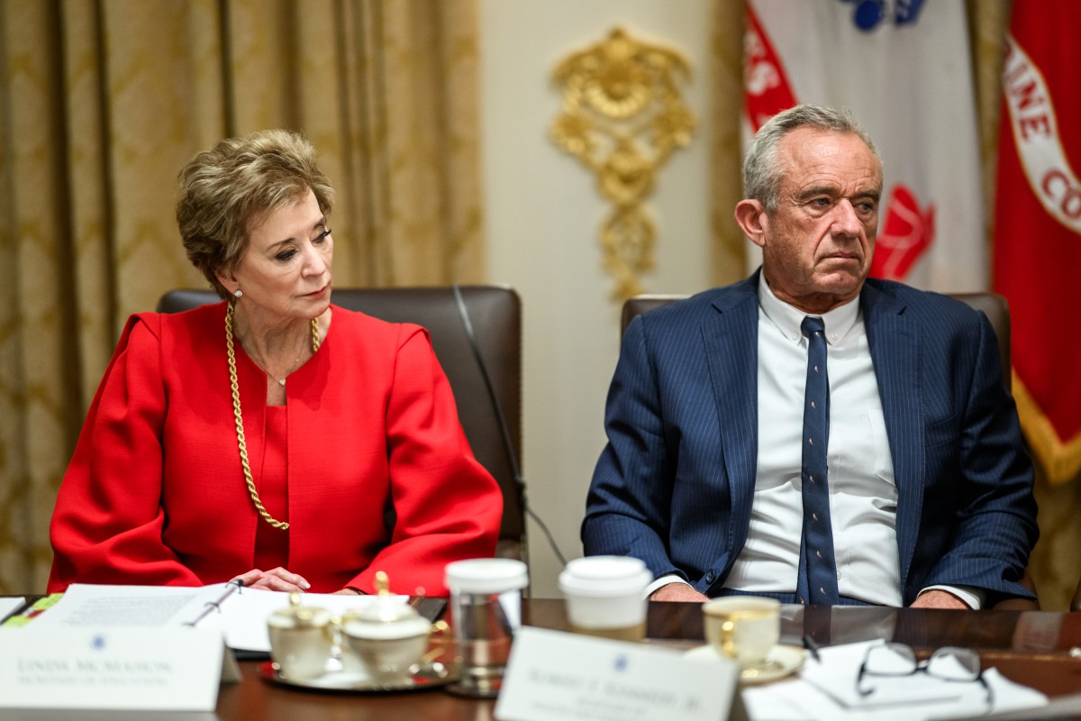 President Donald Trump holds a cabinet meeting, Tuesday, December 2, 2025, in the Cabinet Room of the White House. (Official White House Photo by Daniel Torok)