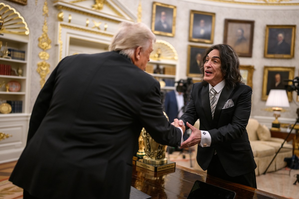 President Donald Trump hosts the 2025 Kennedy Center honorees for a medal presentation in the Oval Office, Saturday, December 6, 2025. (Official White House Photo by Daniel Torok)