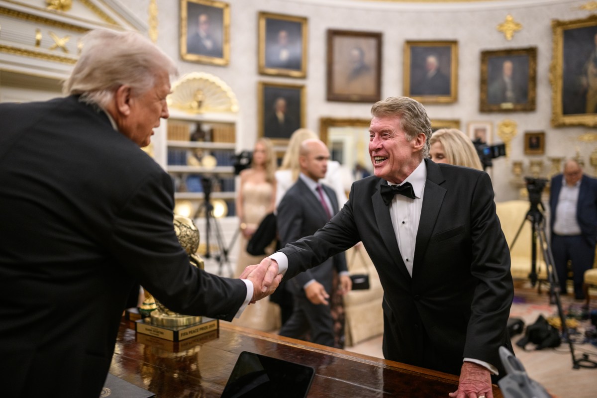 President Donald Trump hosts the 2025 Kennedy Center honorees for a medal presentation in the Oval Office, Saturday, December 6, 2025. (Official White House Photo by Daniel Torok)