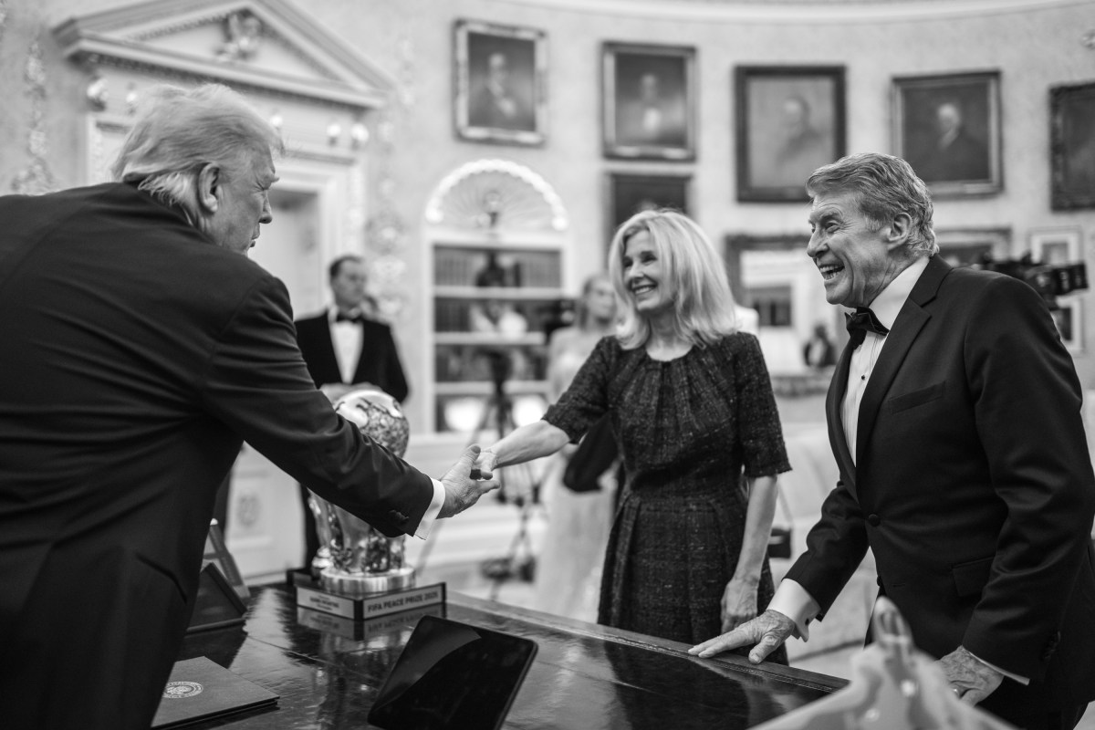President Donald Trump hosts the 2025 Kennedy Center honorees for a medal presentation in the Oval Office, Saturday, December 6, 2025. (Official White House Photo by Daniel Torok)