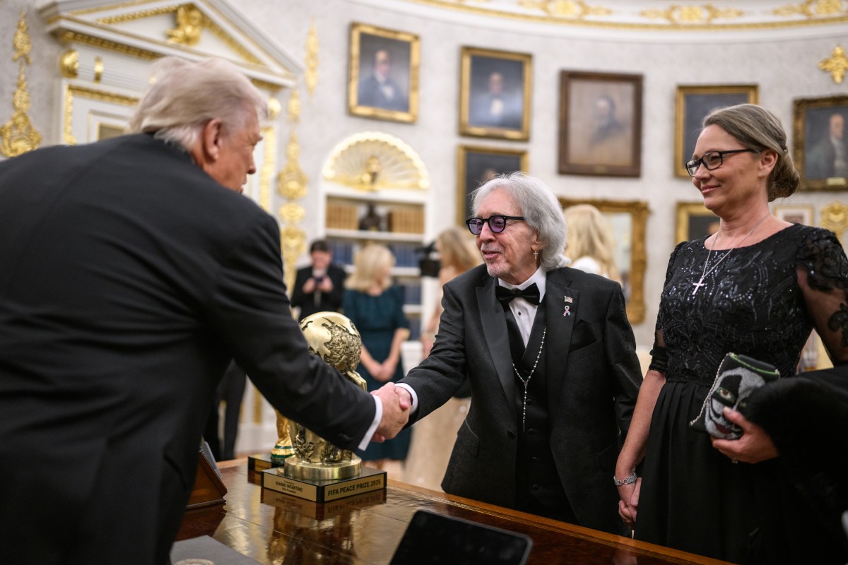 President Donald Trump hosts the 2025 Kennedy Center honorees for a medal presentation in the Oval Office, Saturday, December 6, 2025. (Official White House Photo by Daniel Torok)