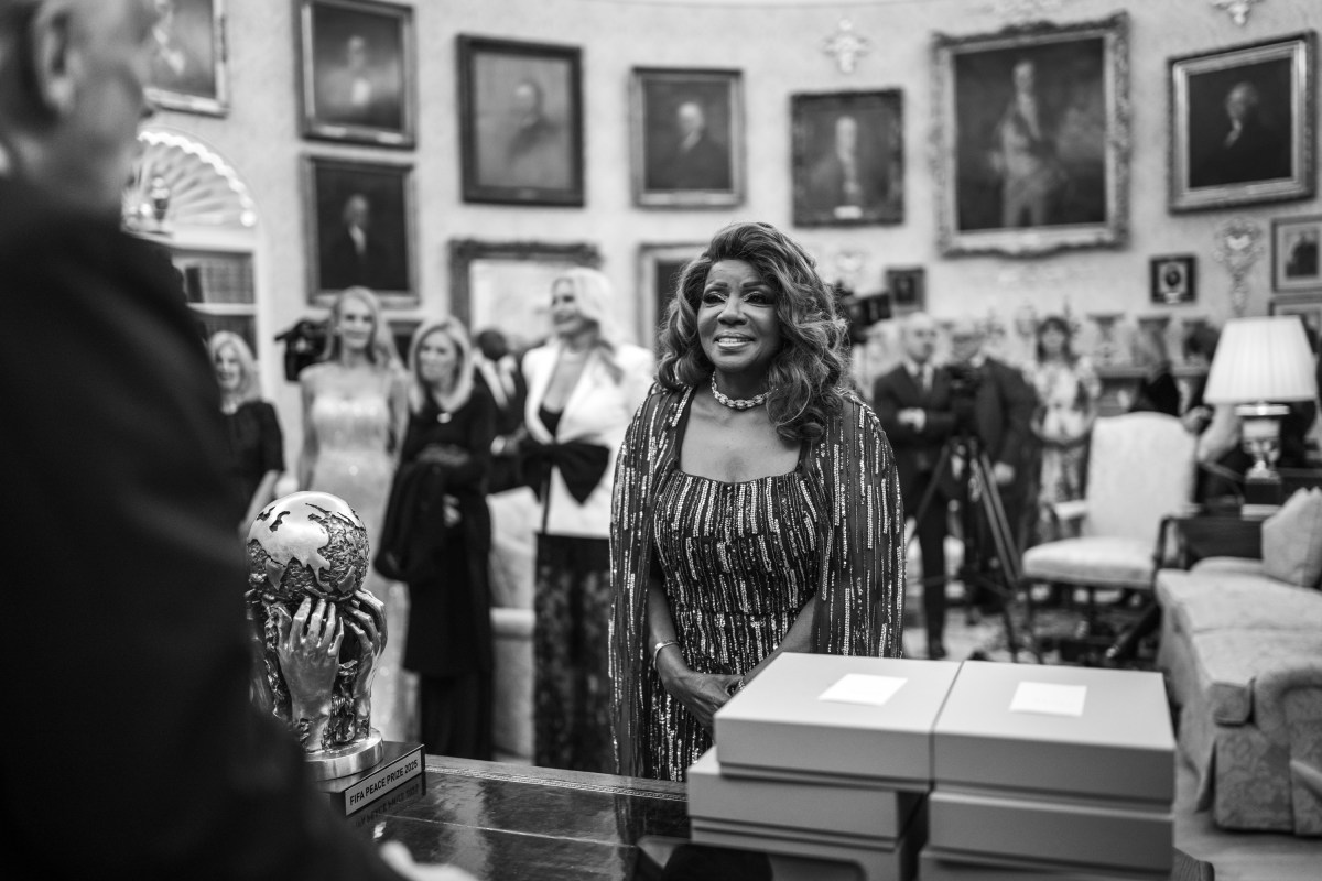 President Donald Trump hosts the 2025 Kennedy Center honorees for a medal presentation in the Oval Office, Saturday, December 6, 2025. (Official White House Photo by Daniel Torok)