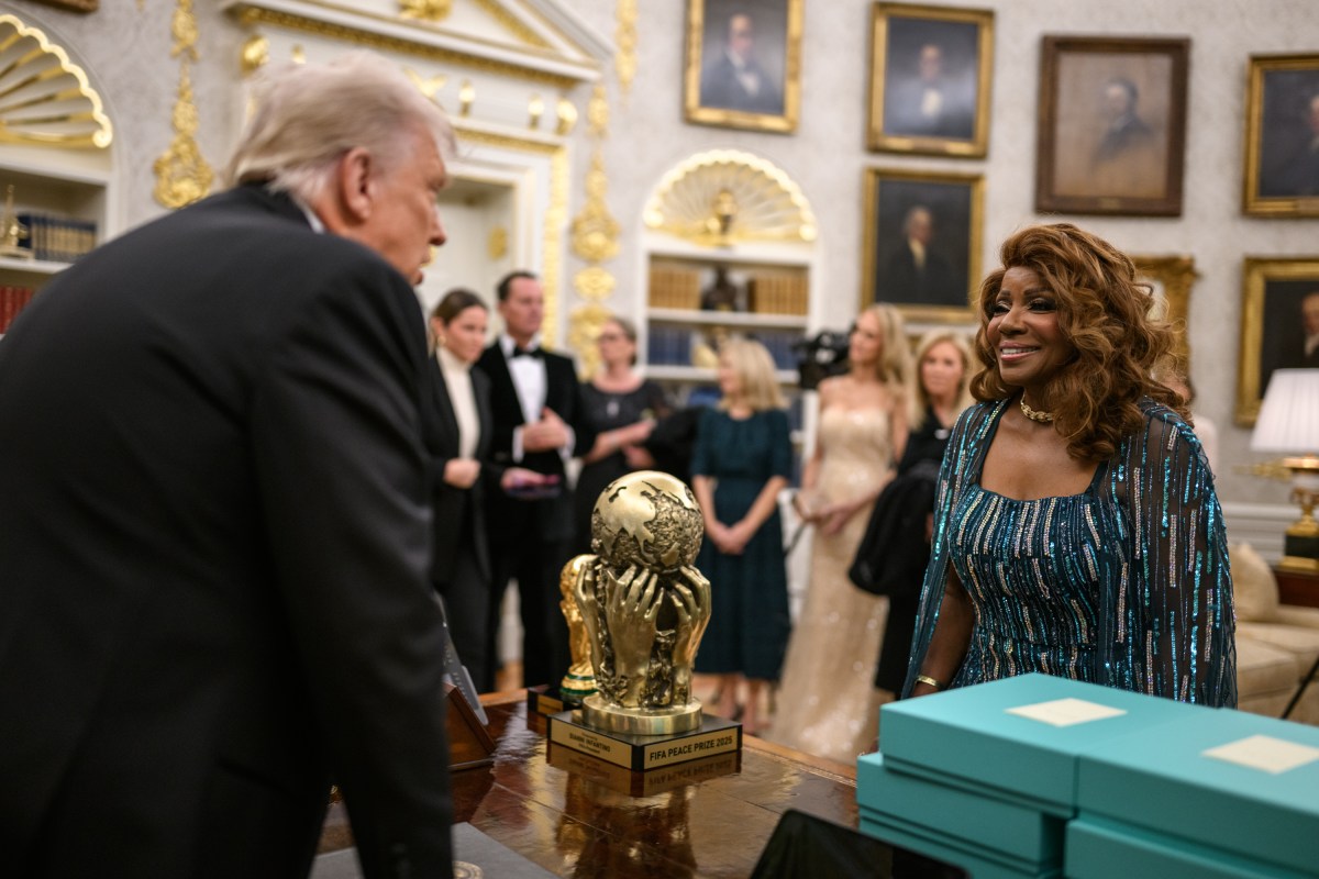 President Donald Trump hosts the 2025 Kennedy Center honorees for a medal presentation in the Oval Office, Saturday, December 6, 2025. (Official White House Photo by Daniel Torok)