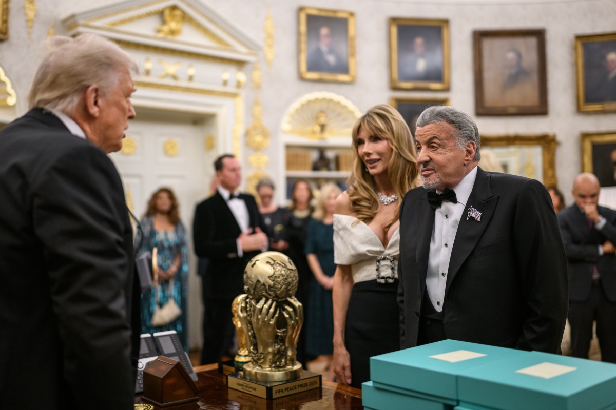 President Donald Trump hosts the 2025 Kennedy Center honorees for a medal presentation in the Oval Office, Saturday, December 6, 2025. (Official White House Photo by Daniel Torok)