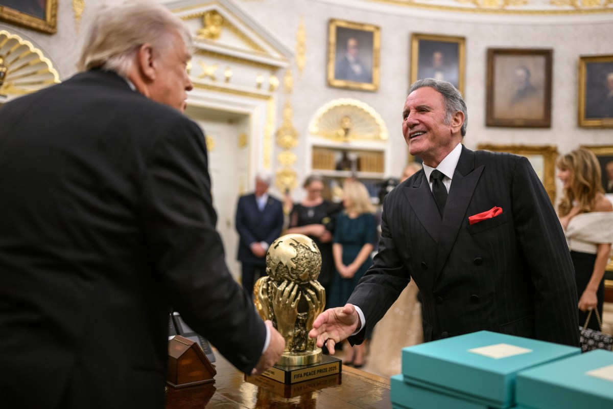 President Donald Trump hosts the 2025 Kennedy Center honorees for a medal presentation in the Oval Office, Saturday, December 6, 2025. (Official White House Photo by Daniel Torok)