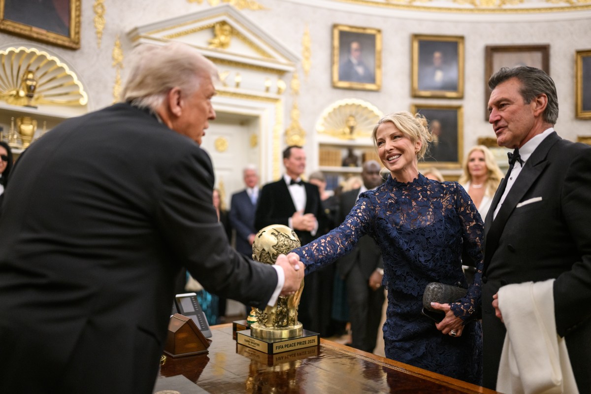President Donald Trump hosts the 2025 Kennedy Center honorees for a medal presentation in the Oval Office, Saturday, December 6, 2025. (Official White House Photo by Daniel Torok)