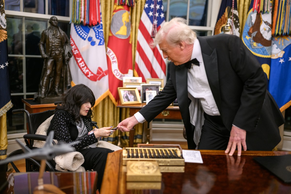 President Donald Trump hosts the 2025 Kennedy Center honorees for a medal presentation in the Oval Office, Saturday, December 6, 2025. (Official White House Photo by Daniel Torok)