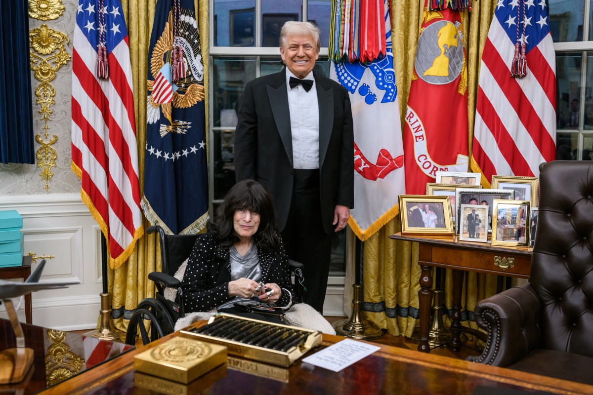 President Donald Trump hosts the 2025 Kennedy Center honorees for a medal presentation in the Oval Office, Saturday, December 6, 2025. (Official White House Photo by Daniel Torok)