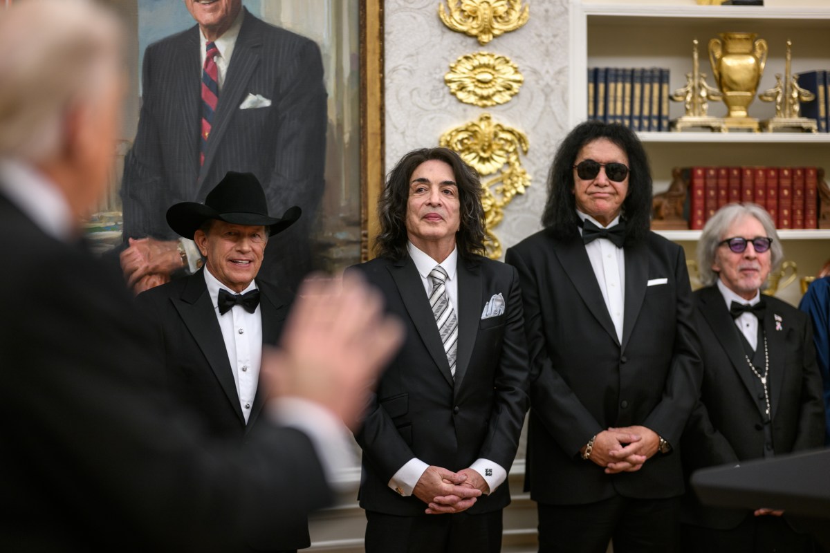 President Donald Trump hosts the 2025 Kennedy Center honorees for a medal presentation in the Oval Office, Saturday, December 6, 2025. (Official White House Photo by Daniel Torok)
