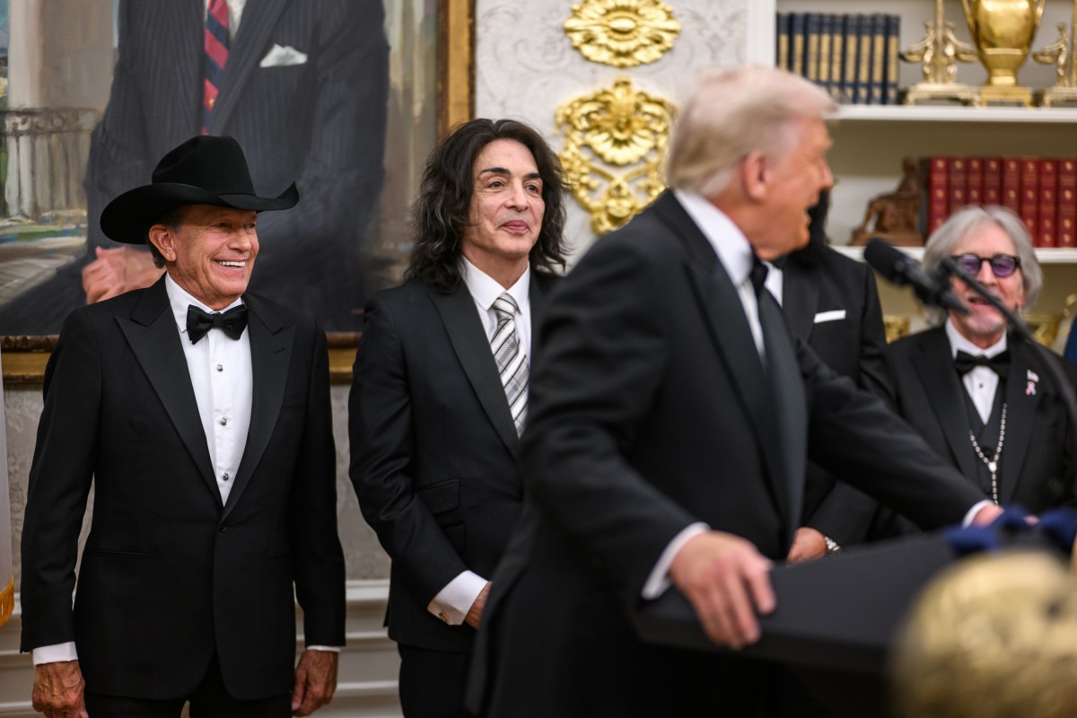 President Donald Trump hosts the 2025 Kennedy Center honorees for a medal presentation in the Oval Office, Saturday, December 6, 2025. (Official White House Photo by Daniel Torok)