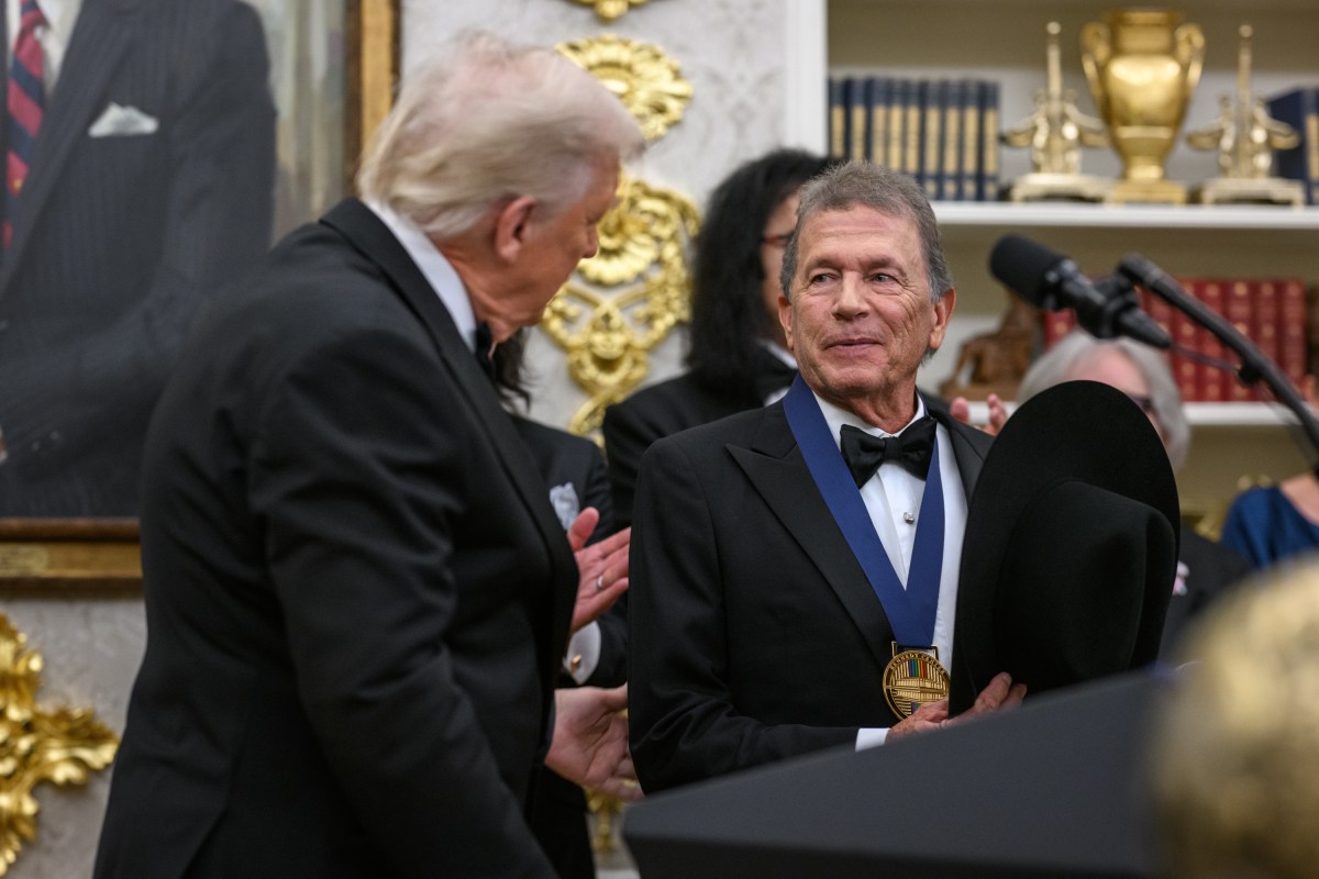 President Donald Trump hosts the 2025 Kennedy Center honorees for a medal presentation in the Oval Office, Saturday, December 6, 2025. (Official White House Photo by Daniel Torok)
