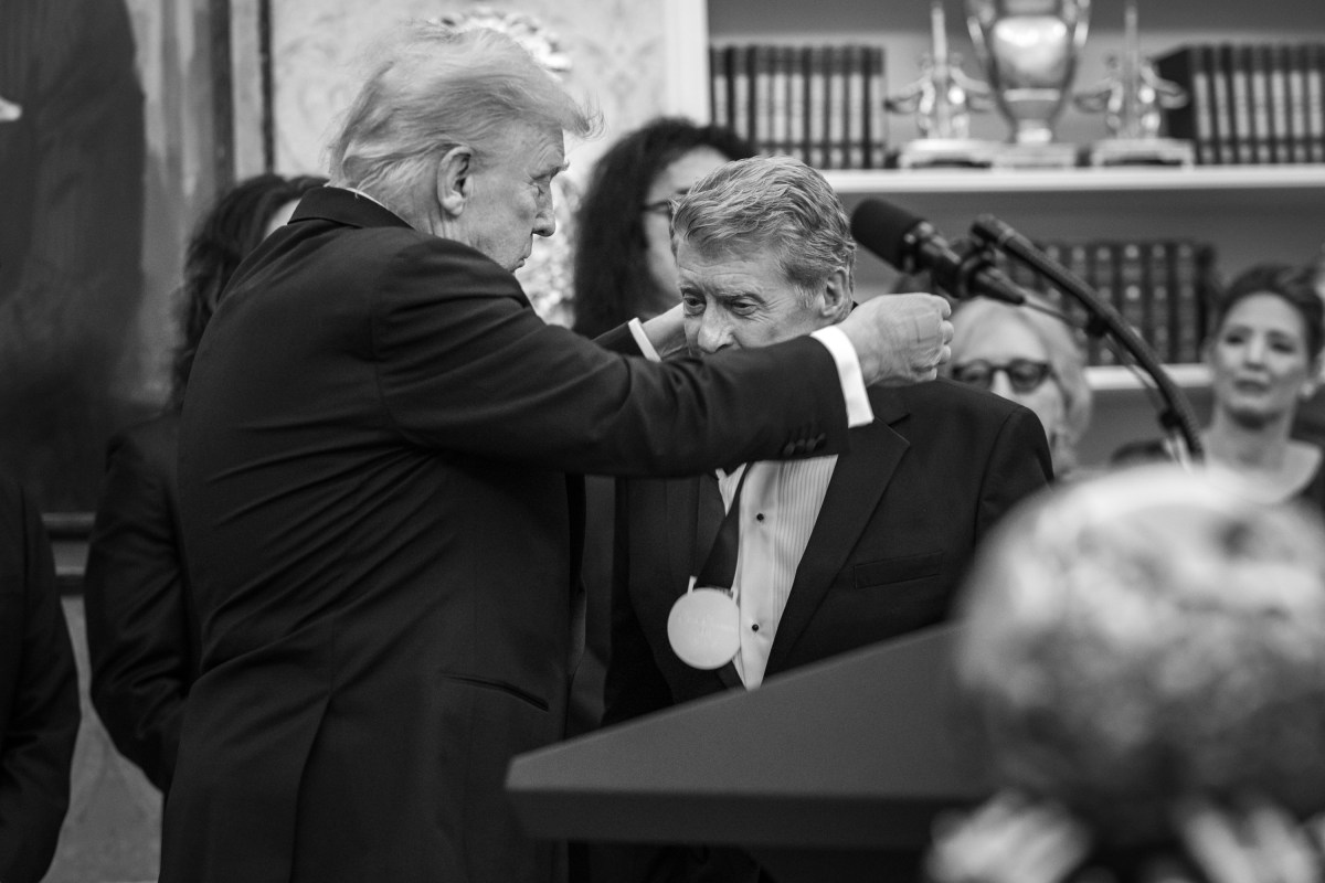 President Donald Trump hosts the 2025 Kennedy Center honorees for a medal presentation in the Oval Office, Saturday, December 6, 2025. (Official White House Photo by Daniel Torok)