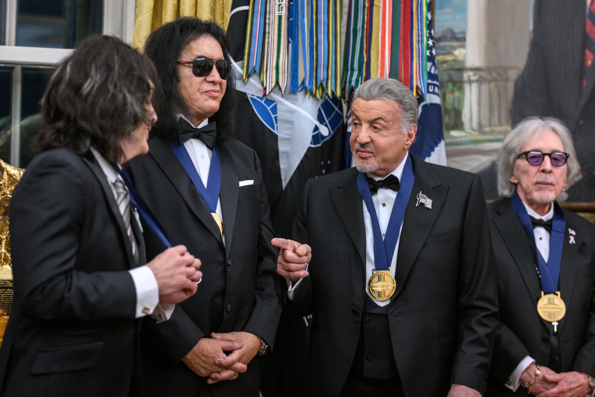 President Donald Trump hosts the 2025 Kennedy Center honorees for a medal presentation in the Oval Office, Saturday, December 6, 2025. (Official White House Photo by Daniel Torok)