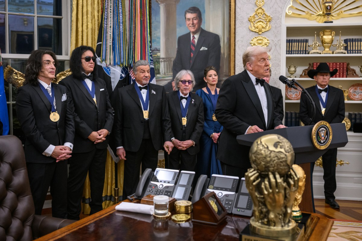 President Donald Trump hosts the 2025 Kennedy Center honorees for a medal presentation in the Oval Office, Saturday, December 6, 2025. (Official White House Photo by Daniel Torok)