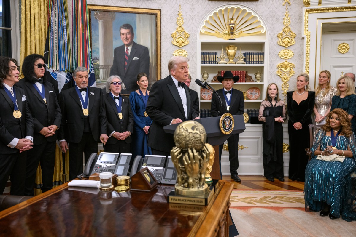 President Donald Trump hosts the 2025 Kennedy Center honorees for a medal presentation in the Oval Office, Saturday, December 6, 2025. (Official White House Photo by Daniel Torok)