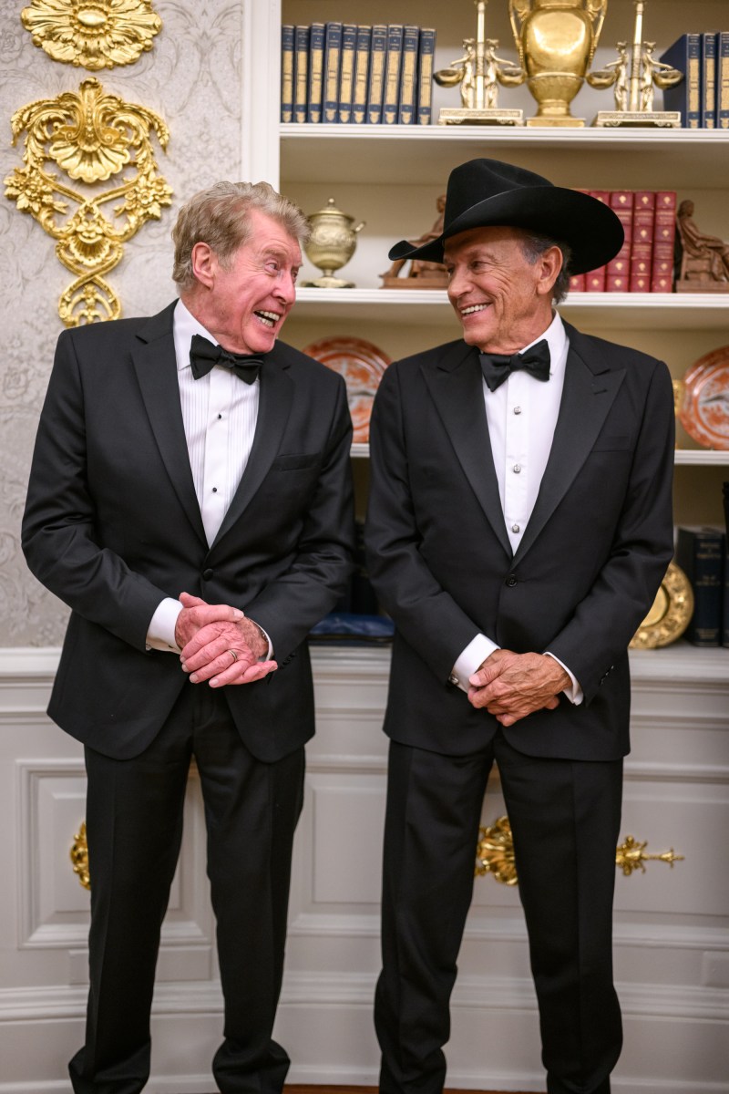President Donald Trump hosts the 2025 Kennedy Center honorees for a medal presentation in the Oval Office, Saturday, December 6, 2025. (Official White House Photo by Daniel Torok)