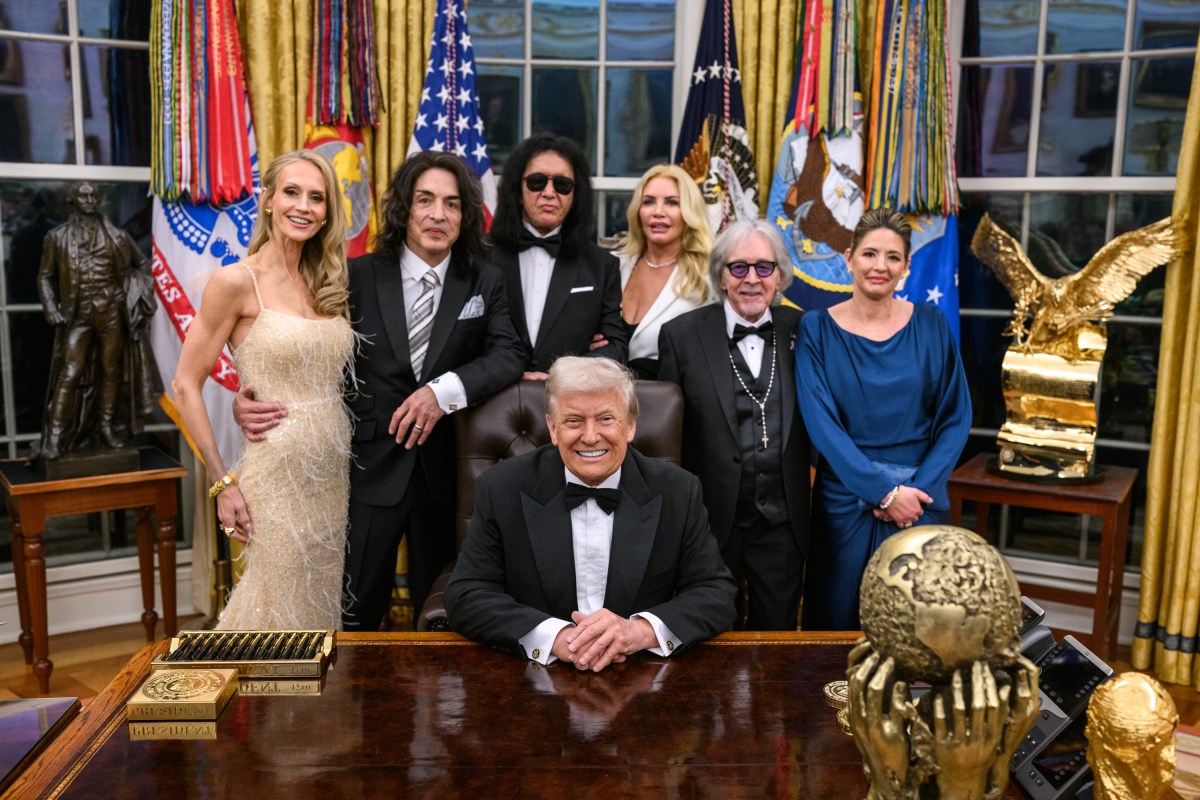President Donald Trump hosts the 2025 Kennedy Center honorees for a medal presentation in the Oval Office, Saturday, December 6, 2025. (Official White House Photo by Daniel Torok)
